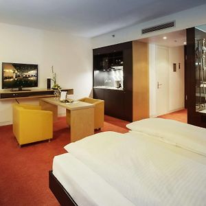 Zimmer mit Kingsize-Bett
