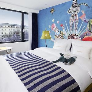 Mittelgroßes Zimmer mit Kingsize-Bett