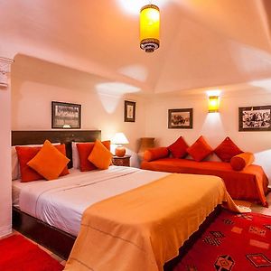 Zimmer mit Kingsize-Bett
