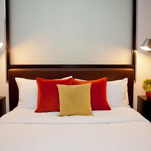 Zimmer mit Kingsize-Bett