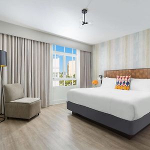 Zimmer mit Kingsize-Bett
