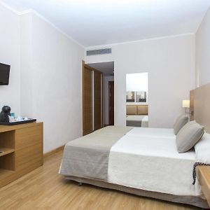 Zimmer mit Kingsize-Bett