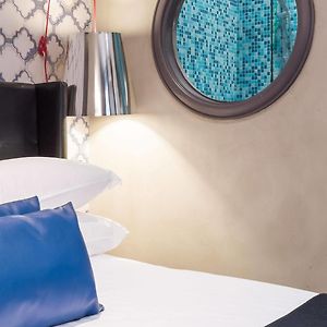 Zimmer mit Kingsize-Bett
