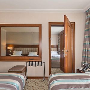 Familien-Zimmer mit zwei Einzelbetten