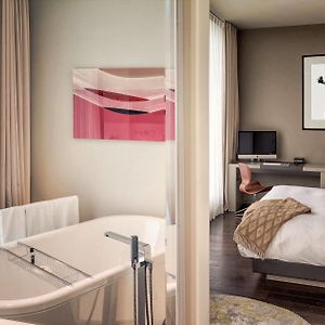 Zimmer mit Kingsize-Bett