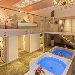 Zimmer mit Kingsize-Bett