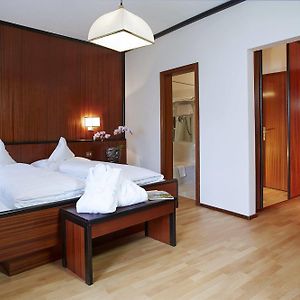 Zimmer mit Kingsize-Bett