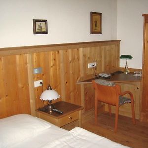 Zimmer mit Kingsize-Bett