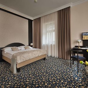 Zimmer mit Kingsize-Bett