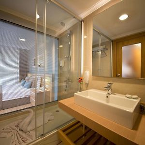 Angrenzendes Familien-Zimmer mit Kingsize-Bett