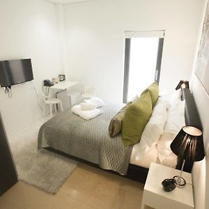 Großes Zimmer mit Kingsize-Bett