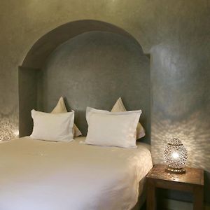 Zimmer mit Kingsize-Bett