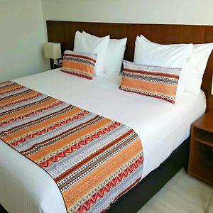 Zimmer mit Kingsize-Bett
