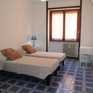 Zimmer mit zwei Einzelbetten