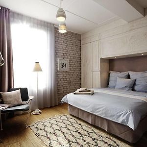 Zimmer mit Kingsize-Bett
