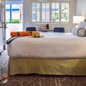 Zimmer mit Queensize-Bett und mit Schwimmbadblick