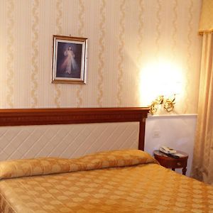 Zimmer mit Kingsize-Bett