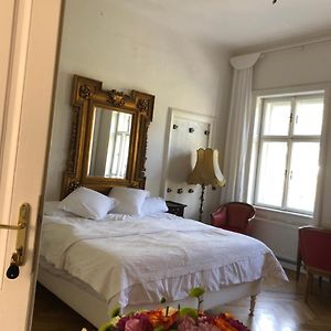Großes Zimmer mit Kingsize-Bett