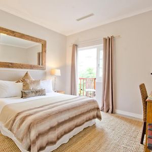 Zimmer mit Kingsize-Bett