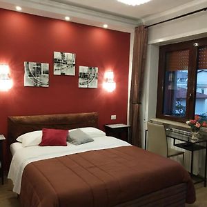 Zimmer mit Kingsize-Bett