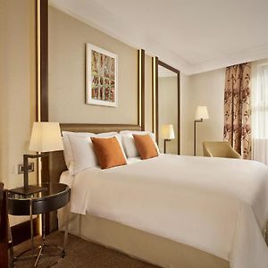 Zimmer mit Kingsize-Bett