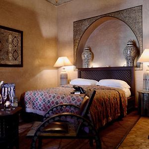 Zimmer mit Kingsize-Bett