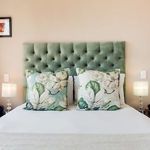 Zimmer mit Kingsize-Bett
