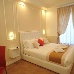 Zimmer mit Kingsize-Bett