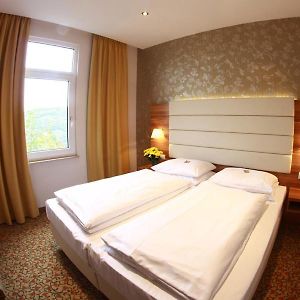 Zimmer mit Kingsize-Bett