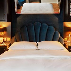 Kleines Zimmer mit Kingsize-Bett