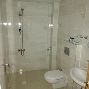 Großes Zimmer mit Kingsize-Bett
