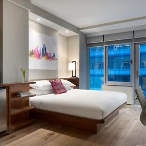 Zimmer mit Kingsize-Bett