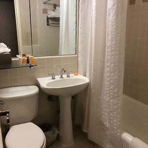 Gemütliches Zimmer mit Queensize-Bett