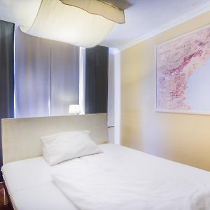 Zimmer mit Kingsize-Bett