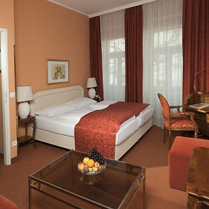 Zimmer mit Kingsize-Bett