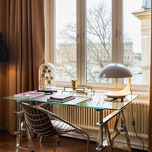 Großes Zimmer mit Kingsize-Bett