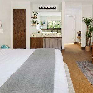 Zimmer mit Kingsize-Bett für Gäste mit Behinderungen