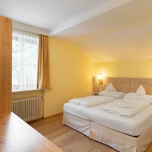 Großes Zimmer mit Kingsize-Bett