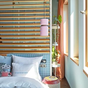 Mittelgroßes Zimmer mit Kingsize-Bett