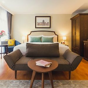Zimmer mit Kingsize-Bett