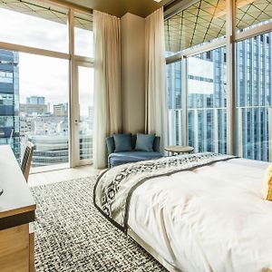 Zimmer mit Kingsize-Bett im oberen Stock