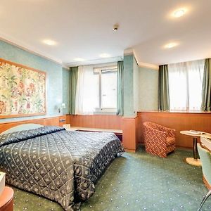 Zimmer mit Kingsize-Bett