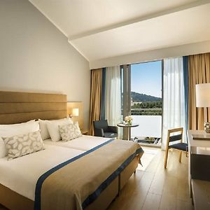 Zimmer mit Kingsize-Bett