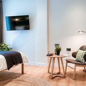 Mittelgroßes Zimmer mit Kingsize-Bett
