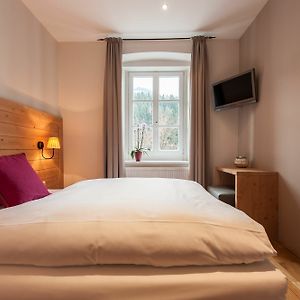 Zimmer mit Kingsize-Bett