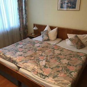 Großes Zimmer mit Kingsize-Bett