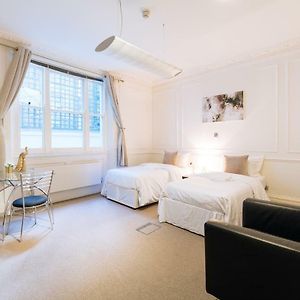 Zimmer mit zwei Einzelbetten