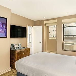 Standard Zimmer mit Kingsize-Bett