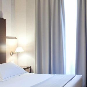 Zimmer mit Kingsize-Bett