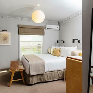 Zimmer mit Kingsize-Bett